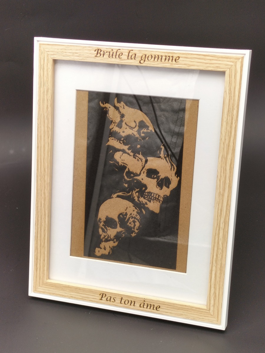 gravure sur bois présenté dans un cadre lui-meme gravé