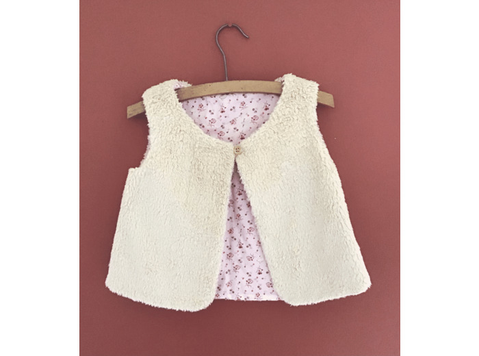 Gilet berger réversible en fausse fourrure beige et tissu coton rose à fleurs avec des petites danseuses.