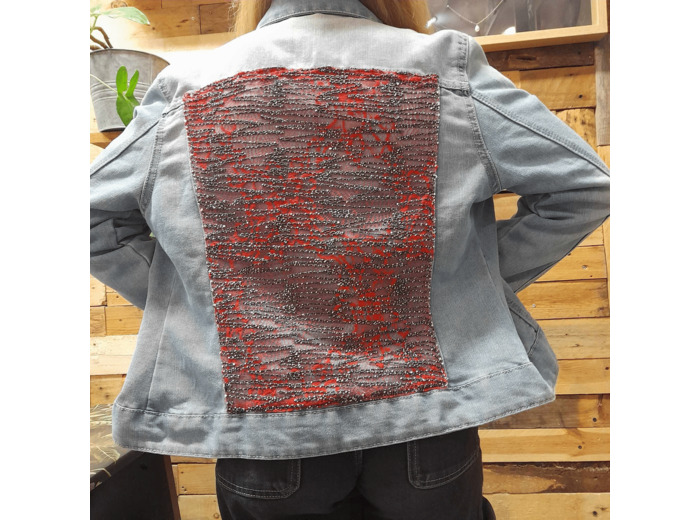 Veste en Jean UPCYCLÉE - Taille L - AMY - Dentelle Calais/Caudry - Coton - MARIE-LOUISE CREATIONS - Sur le trottoir d'en face