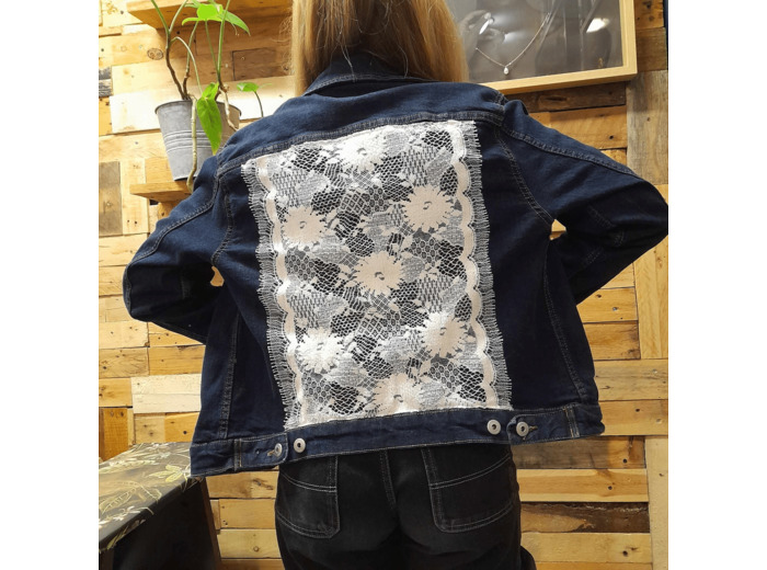 Veste en Jean UPCYCLÉE - Taille 44 - MARGUERITE- Dentelle Calais/Caudry - Coton - MARIE-LOUISE CREATIONS - Sur le trottoir d'en face