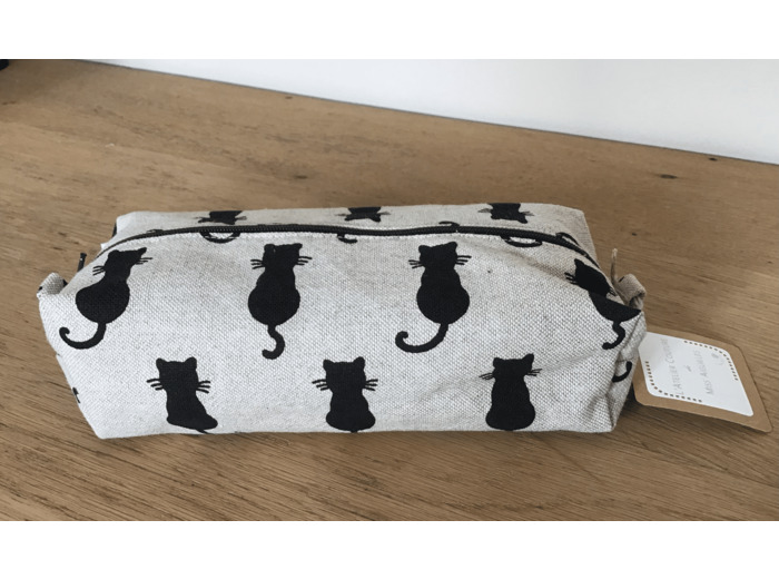 Trousse rectangulaire en tissu beige avec des chats noirs.