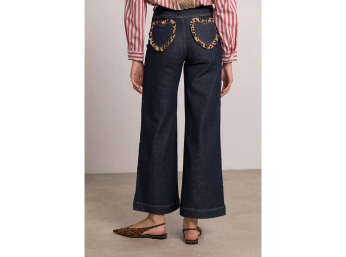 Jean brut et léopard