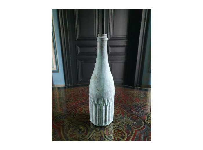 Bouteille vintage patinée bronze à l?oxyde de cuivre - Le Grand Duc