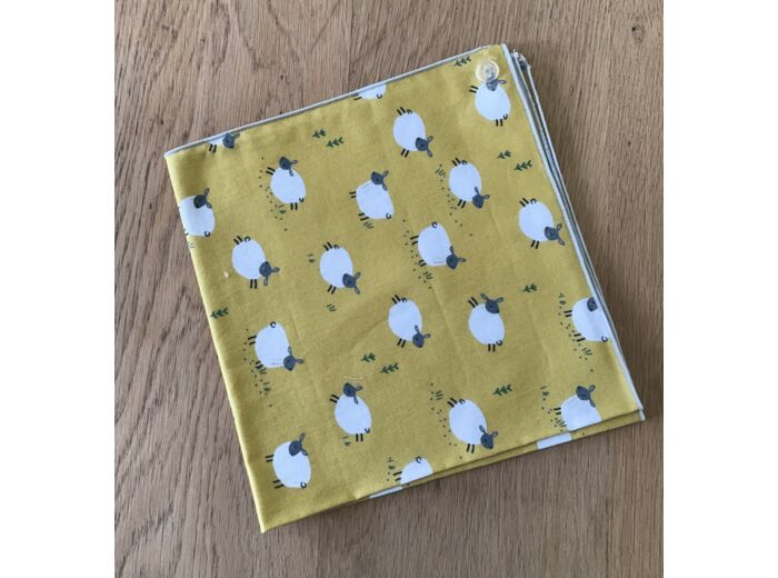 Serviette de table pour enfant , tissu avec des moutons sur fond jaune.