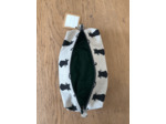 Trousse rectangulaire en tissu beige avec des chats noirs.