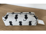Trousse rectangulaire en tissu beige avec des chats noirs.