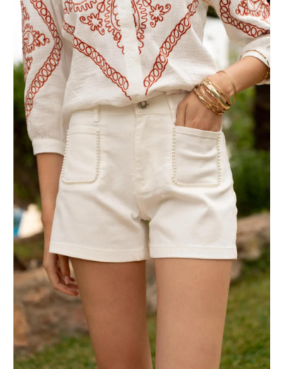Short blanc avec perles