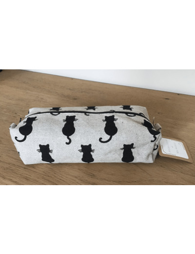 Trousse rectangulaire en tissu beige avec des chats noirs.