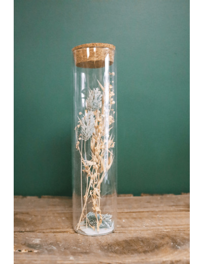 Tube en verre avec fleurs séchées