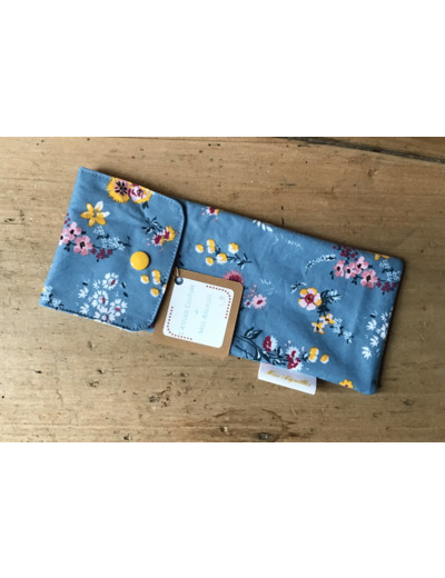 Pochette plate , tissu bleu fleuri , enduit.