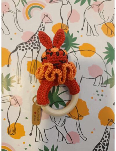 Hochet LAPIN en crochet et bois Coloris Rouge et Orange Norme CE - AU PAYS DES DOUDOUS - Sur le trottoir d'en face