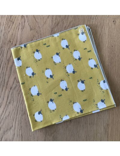 Serviette de table pour enfant , tissu avec des moutons sur fond jaune.