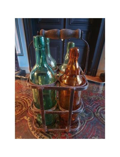 Casier à bouteilles vintage garni de 4 bouteilles anciennes en verre coloré