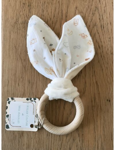 Hochet anneau dentition bébé , en tissu Milky tout doux, coton dessins bébé, coloris blanc, écru .