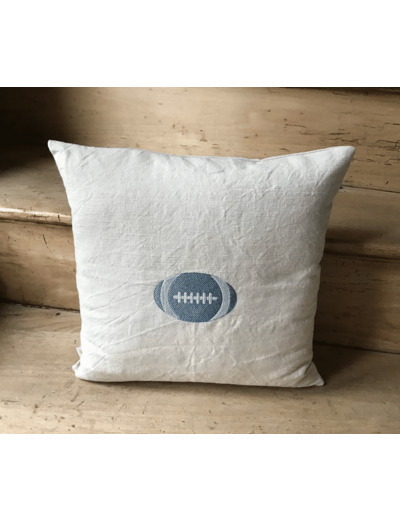 Coussin brodé ballon de rugby, ton bleu nuit