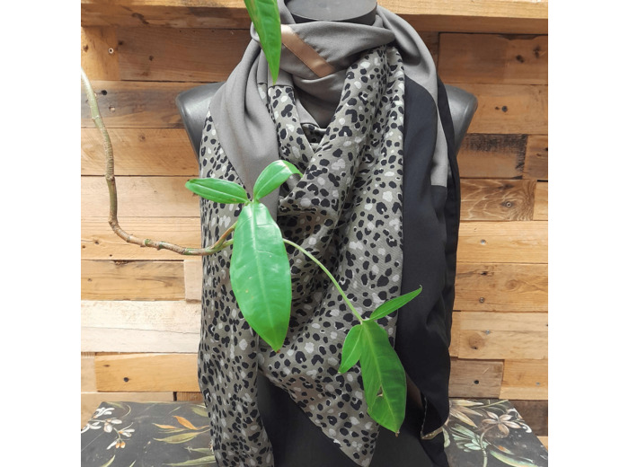 Foulard XL - NAKURU N°91- Viscose/Coton - MARIE-LOUISE CREATIONS - Sur le trottoir d'en face