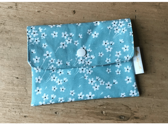 Pochette plate, tissu bleu turquoise fleuri , enduit .