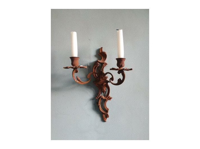 Paire de bougeoirs rococo en métal patiné - Le Grand Duc