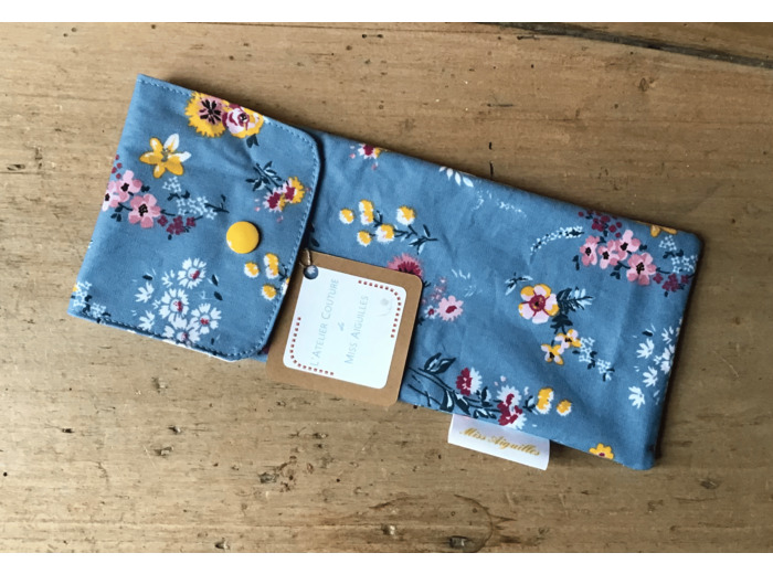 Pochette plate , tissu bleu fleuri , enduit.