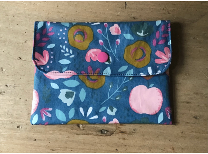 Pochette plate, tissu fleuri enduit