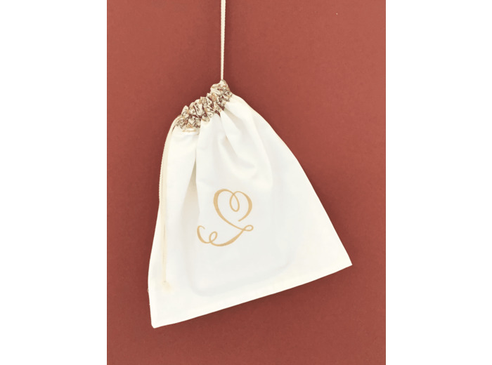 Sac brodé, deux cordons, bande fleurie , brodé cœur stylisé.