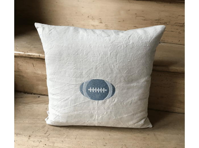 Coussin brodé ballon de rugby, ton bleu nuit