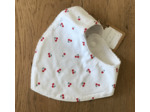 Bandana bavoir bébé , petites fraises sur fond blanc