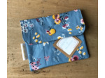 Pochette plate, tissu enduit fleuri bleu