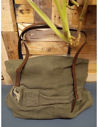 Sac à mains - UPCYCLÉ - ARMY - ADÉSSENCE - Sur le trottoir d'en face