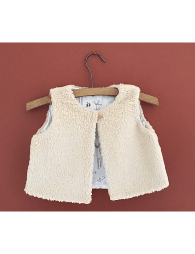 Gilet berger réversible en fausse fourrure et tissu coton petits cerfs sur fond blanc .