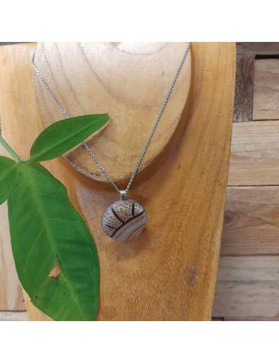 Collier en bois - Rose - ROS03 - C'EST DANS L'AME - Sur le trottoir d'en face