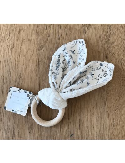 Hochet anneau dentition bébé , avec tissu Milky tout doux écru , coton Liberty écru et bleu