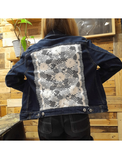 Veste en Jean UPCYCLÉE - Taille 44 - MARGUERITE- Dentelle Calais/Caudry - Coton - MARIE-LOUISE CREATIONS - Sur le trottoir d'en face