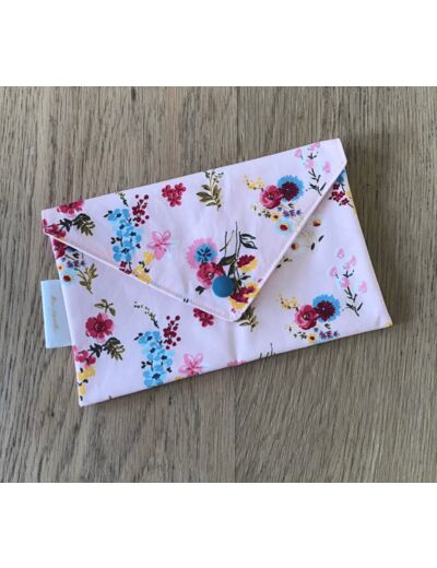 Pochette fleurie, en tissu enduit , coloris rose .