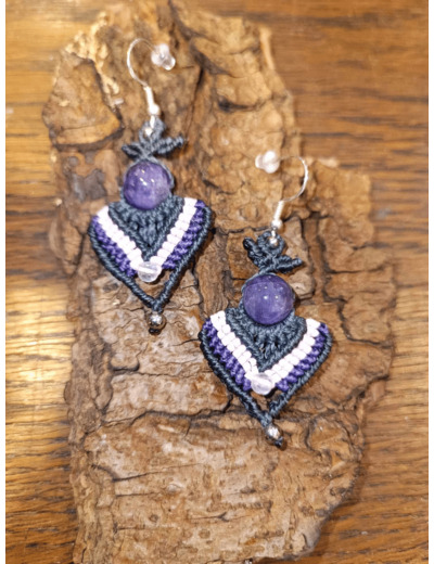 Boucles d'oreilles en micro-macramé AMETHYSTE - STRESS Réf:61 - DE FIL ET DE PIERRES - Sur le trottoir d'en face