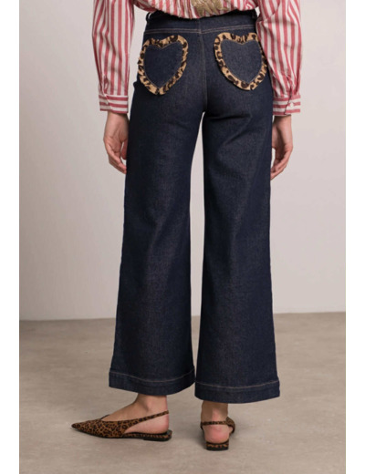 Jean brut et léopard