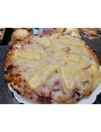 La pizza boeuf cheddar - Boulangerie pâtisserie La Craquan'Tine à Marly