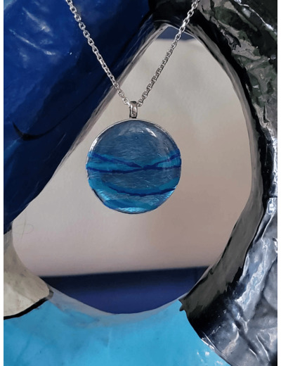 Collier en bois - Bleu - BL11- C'EST DANS L'AME - Sur le trottoir d'en face