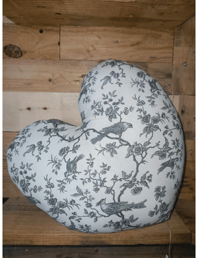 Coussin Coeur Inspiration toile de JOUY - COEUR DE COUTURE - Sur le trottoir d'en face