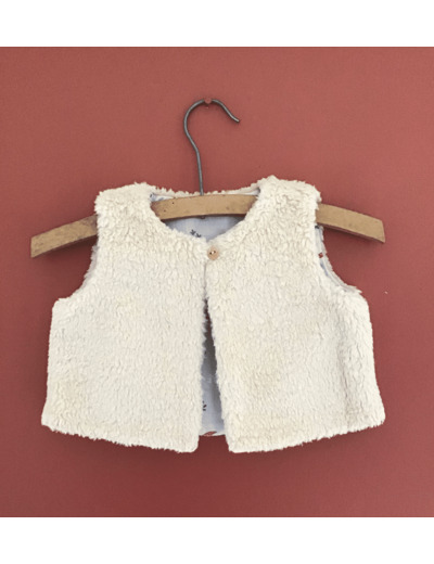 Gilet berger réversible en fausse fourrure beige et tissu coton dessins arbres et animaux de la forêt