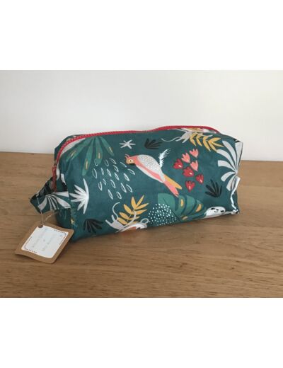 Trousse rectangulaire en tissu enduit .