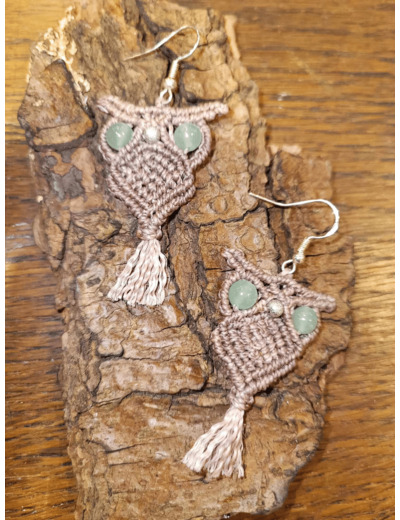 Boucles d'oreilles en micro-macramé HIBOU AVENTURINE - Réf:3- DE FIL ET DE PIERRES - Sur le trottoir d'en face