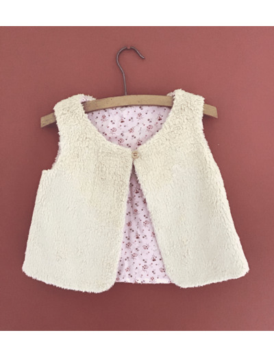 Gilet berger réversible en fausse fourrure beige et tissu coton rose à fleurs avec des petites danseuses.