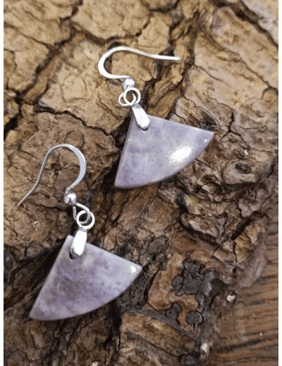 Boucles d'oreilles taillées M2 - JADE LAVANDE - LITHOSPHERE FRANCE - Sur le trottoir d'en face