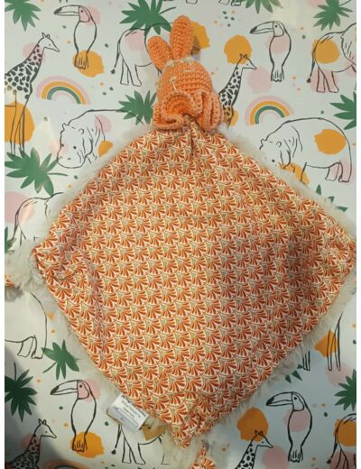 Doudou LAPIN en crochet Imprimés Éventail Coloris Orange et Beige Norme CE - AU PAYS DES DOUDOUS