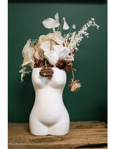 Vase corps de femme avec bouquet de fleurs séchées