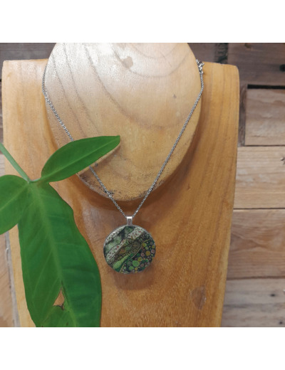 Collier en bois - VERT - VE22 - C'EST DANS L'AME - Sur le trottoir d'en face