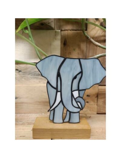 ELEPHANT D'AFRIQUE vitraux Tiffany sur socle en orme - JEFF - SUR LE TROTTOIR D'EN FACE